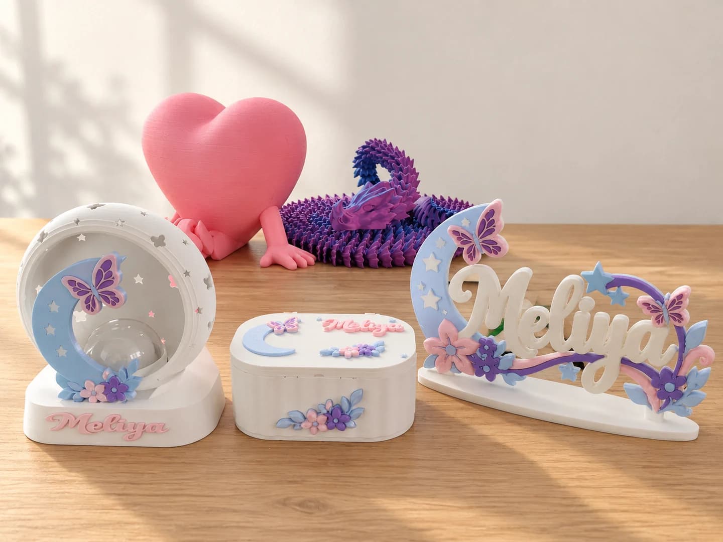Collection Méliya personnalisée : lampe, prénom, boîte, cœur et dragon